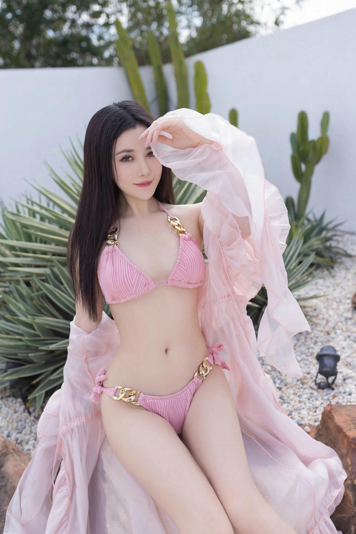中国极品美女模特鱼子酱三点式比基尼性感写真图片