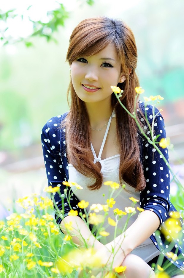 花娇人美 气质美女室外清纯写真