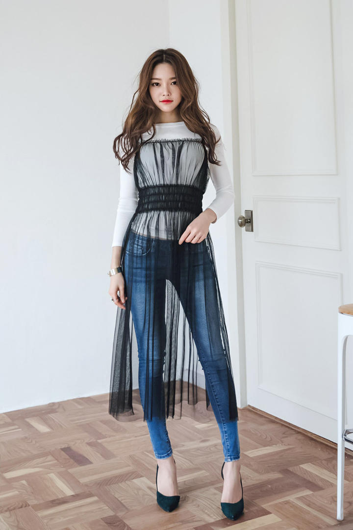 穿着牛仔裤的韩国美女写真图片