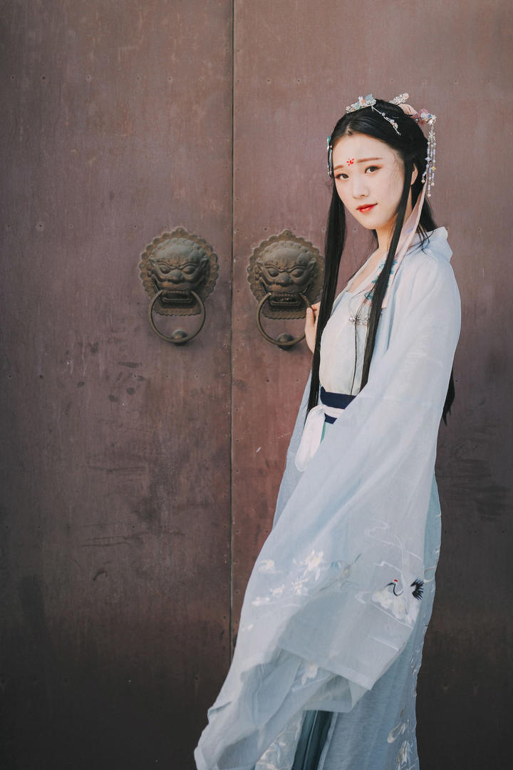 站在门边的高清唯美古装美女艺术写真图片