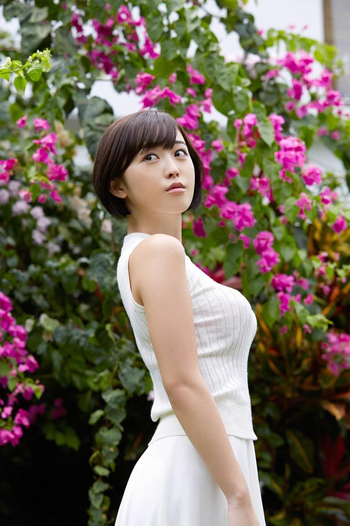 日本气质短发美女户外摄影手机壁纸图片