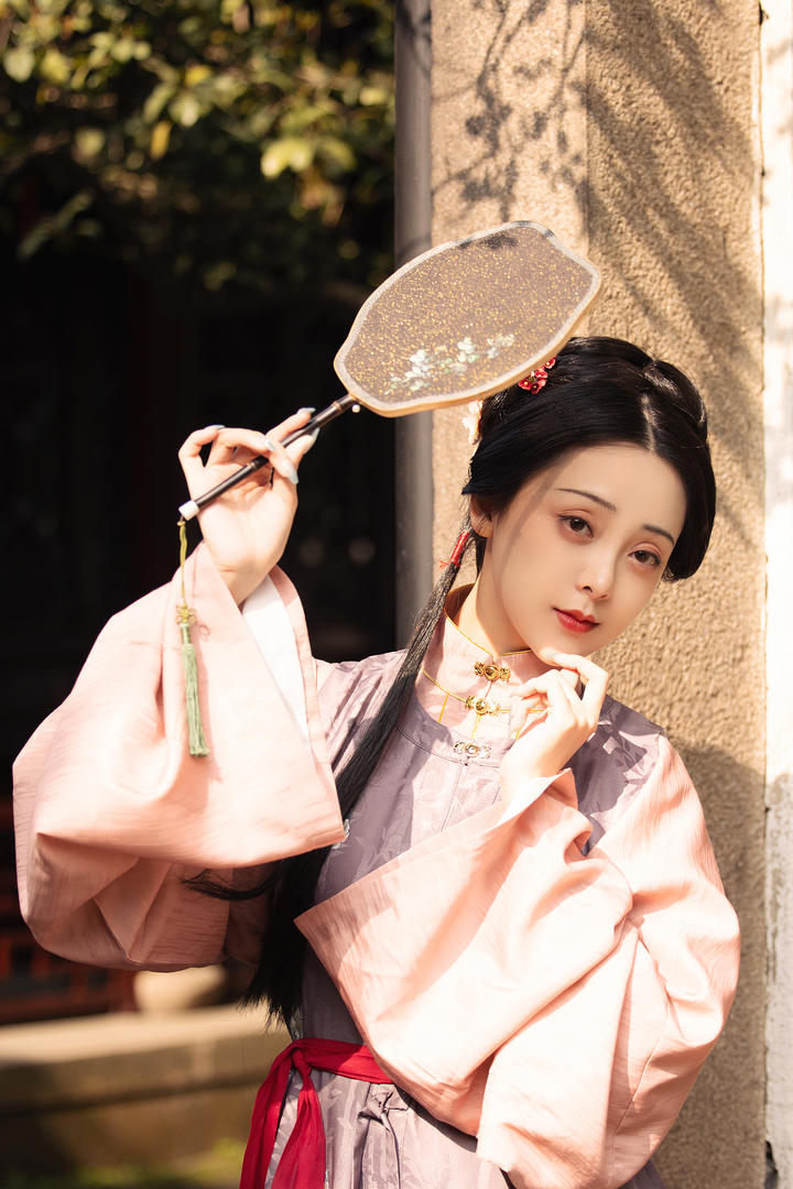 五官精致的古装美女艺术写真图片