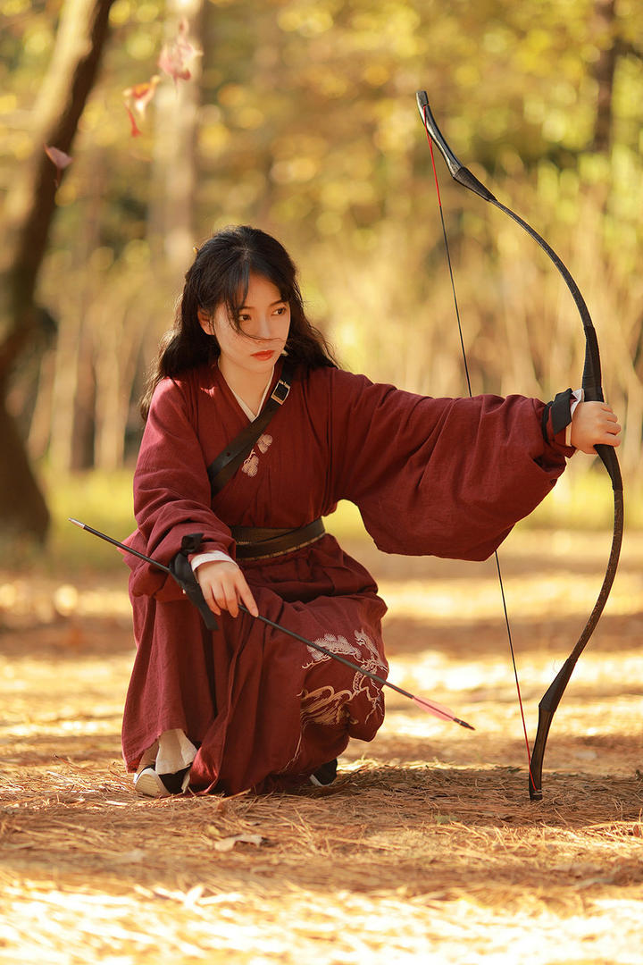 花木兰拉弓射箭古装美女艺术写真图片