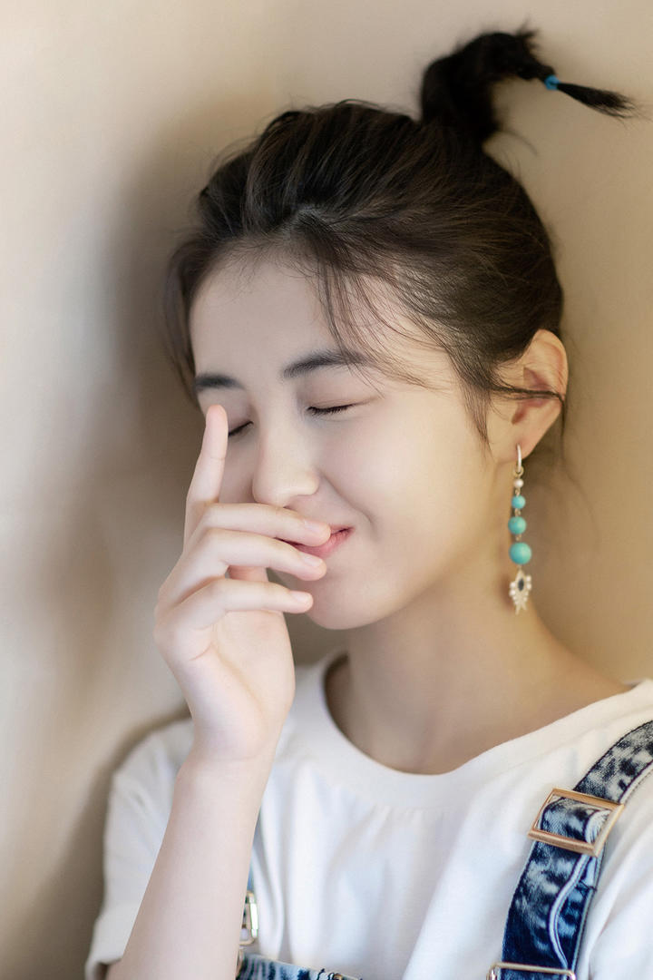 气质美女明星张子枫特写图片