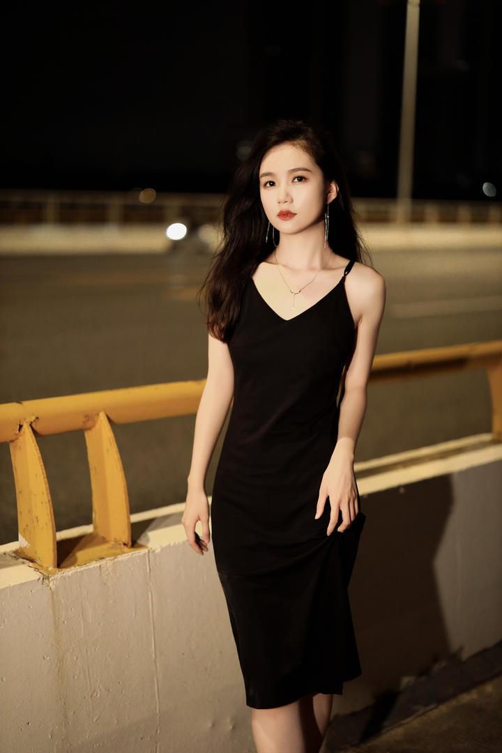 气质名媛风｜黑色法式连衣裙穿搭｜午夜高架桥情绪美女写真拍摄大图