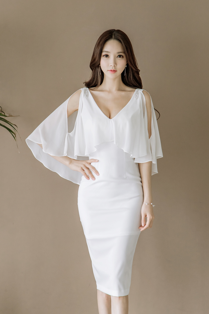 穿着气质长裙的韩国美女朴秀妍图片