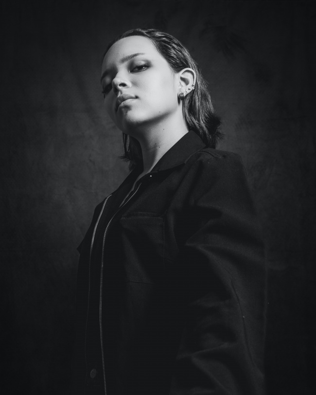 欧洲黑色时尚美女写真图片