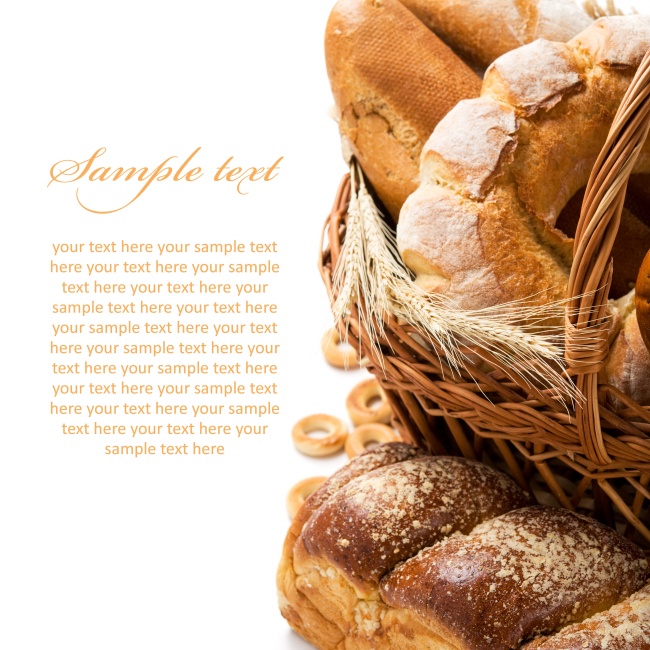 放在篮子里的烤面包图片