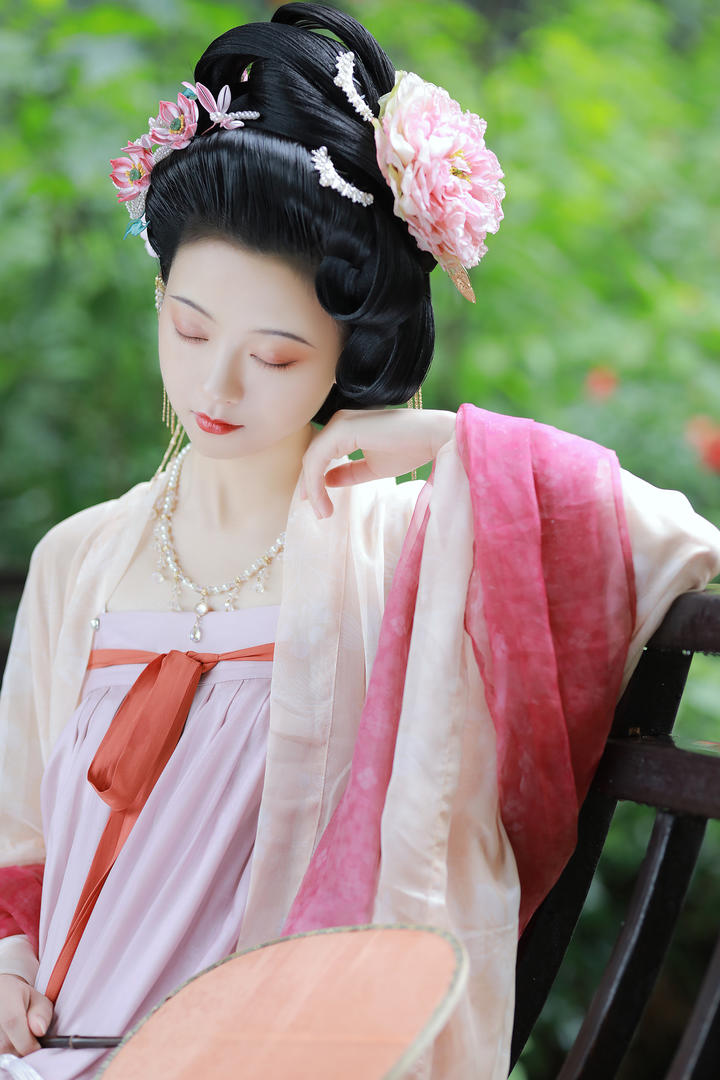 雍容华贵的古装气质美女素材图片