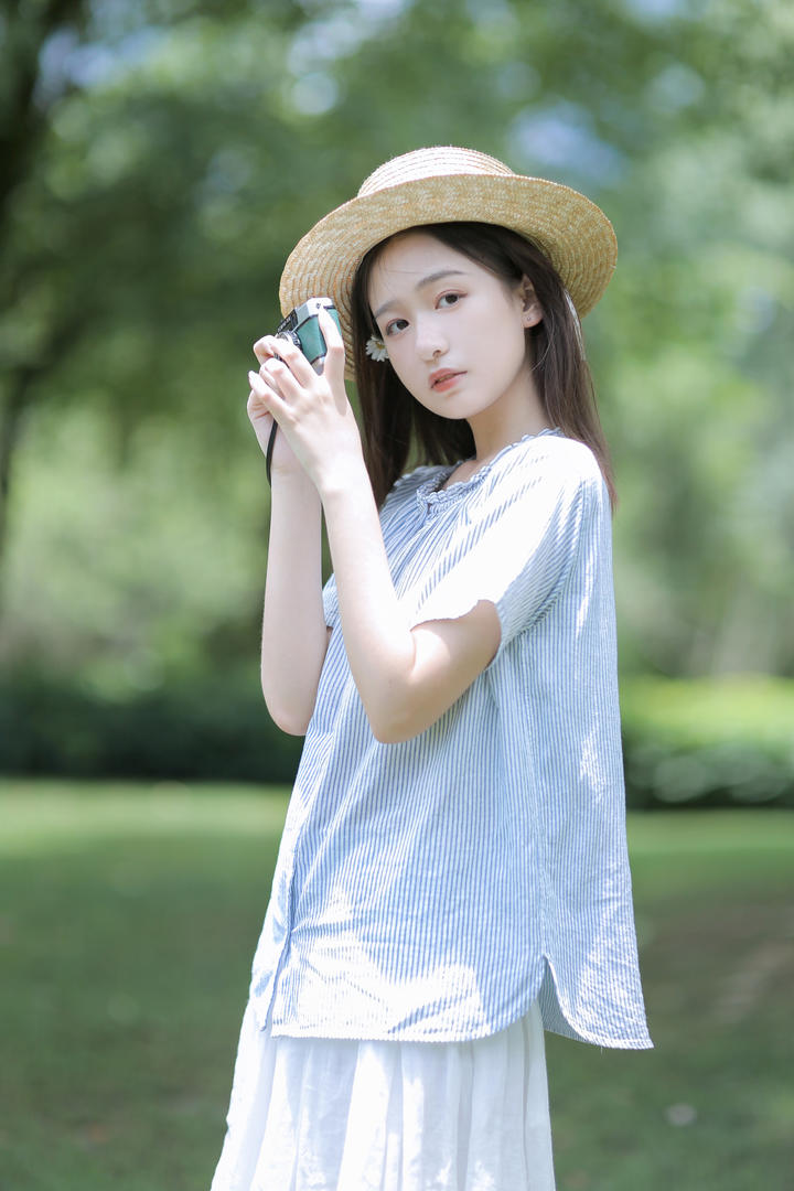 拿着相机拍照的清纯女孩4K美女壁纸图片