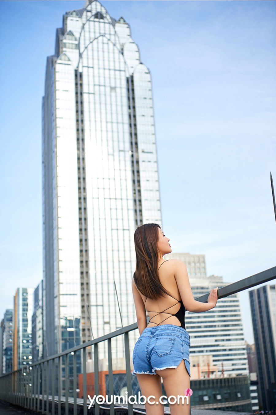 YouMi尤蜜美女模特李多多牛仔热裤裸色展示主题御姐气息写真