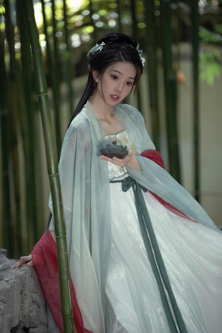 清新脱俗的禅意古装汉服美女竹林写真图片