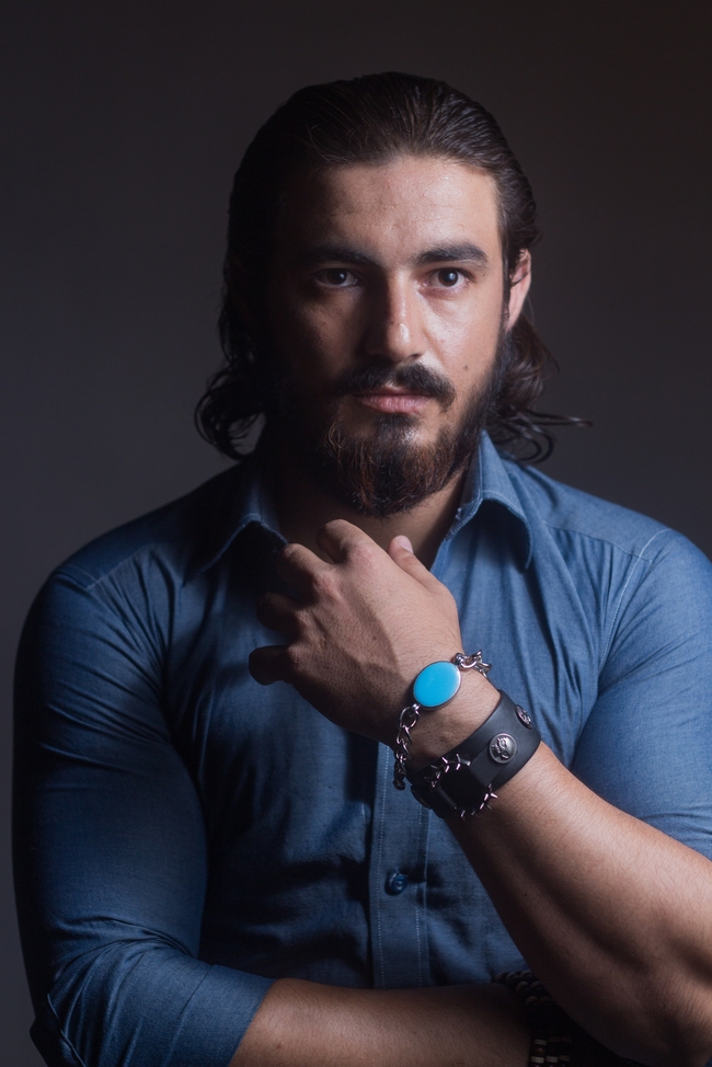 欧美蓝色衬衫帅哥写真摄影图片