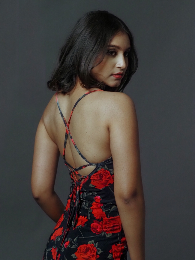 欧美大胆撩人美背性感美女图片