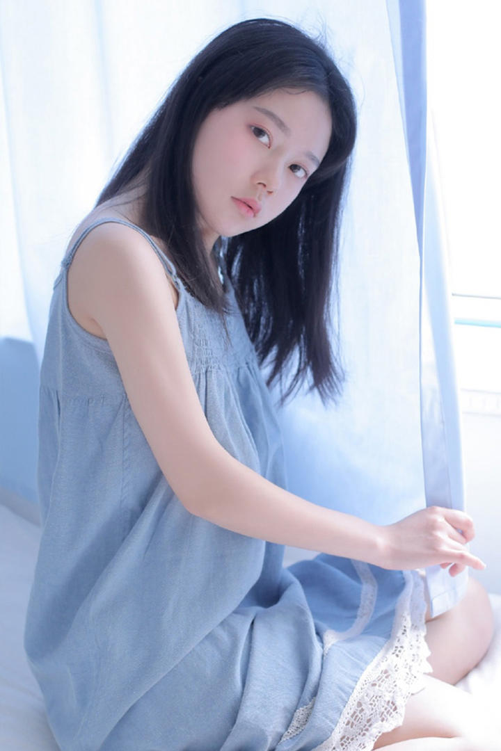 坐在床上的极品长裙美女写真