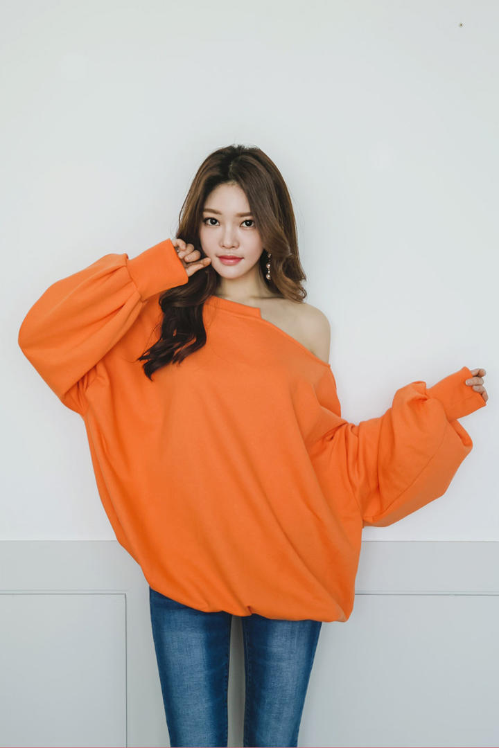 穿着牛仔裤的高清韩国美女明星写真图片