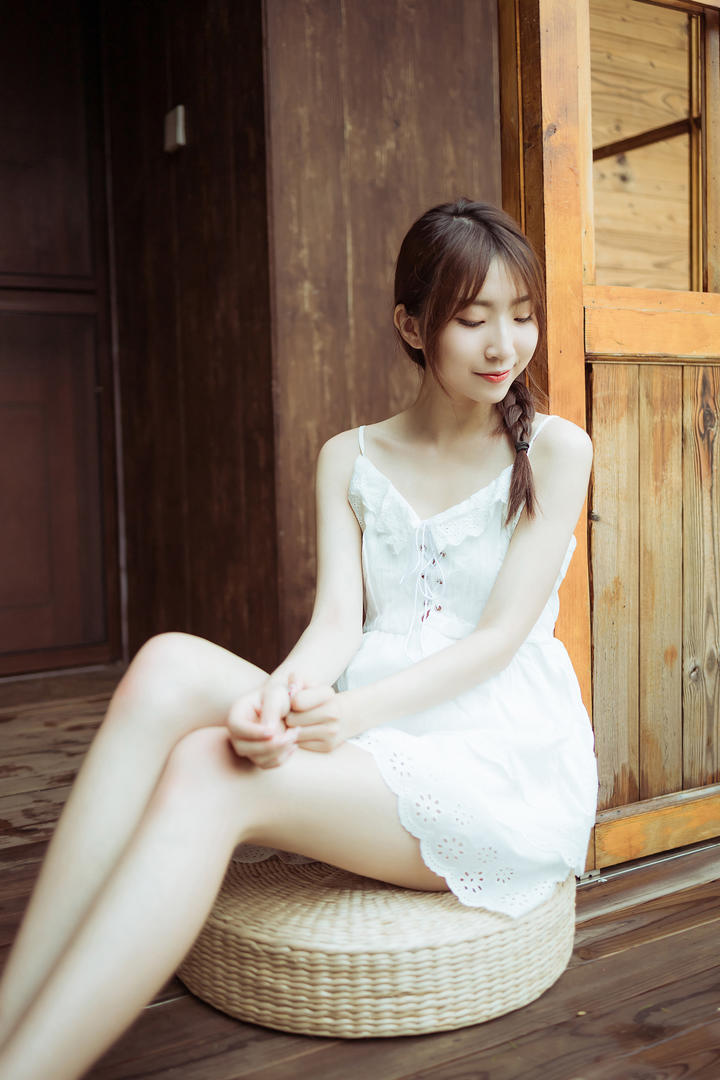 坐在蒲团上的白皙清纯可爱邻家女孩小乔写真图片