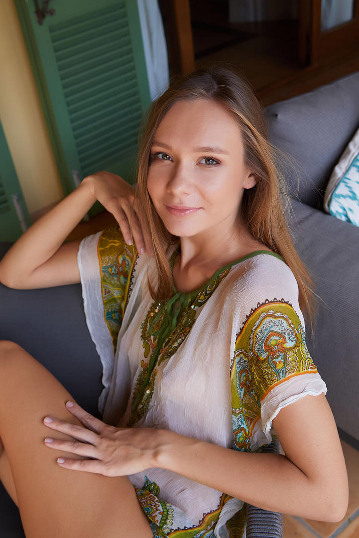 躺在椅子上的欧美激情写真图片