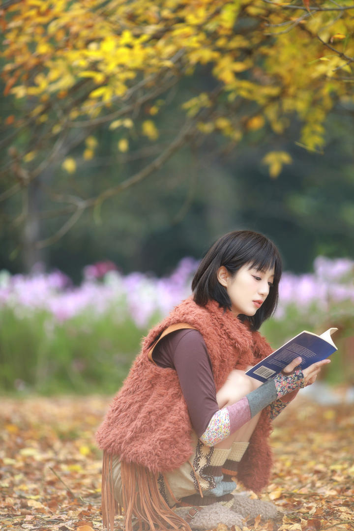 蹲在地上看书的甜美图片