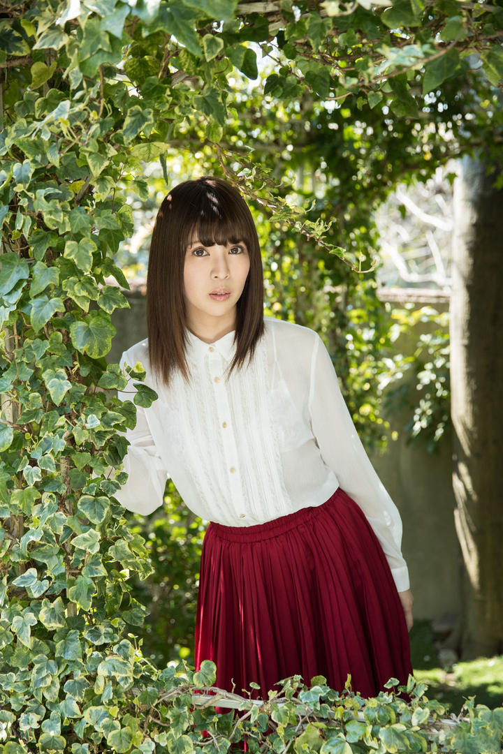 树叶下的清纯日本美女图片