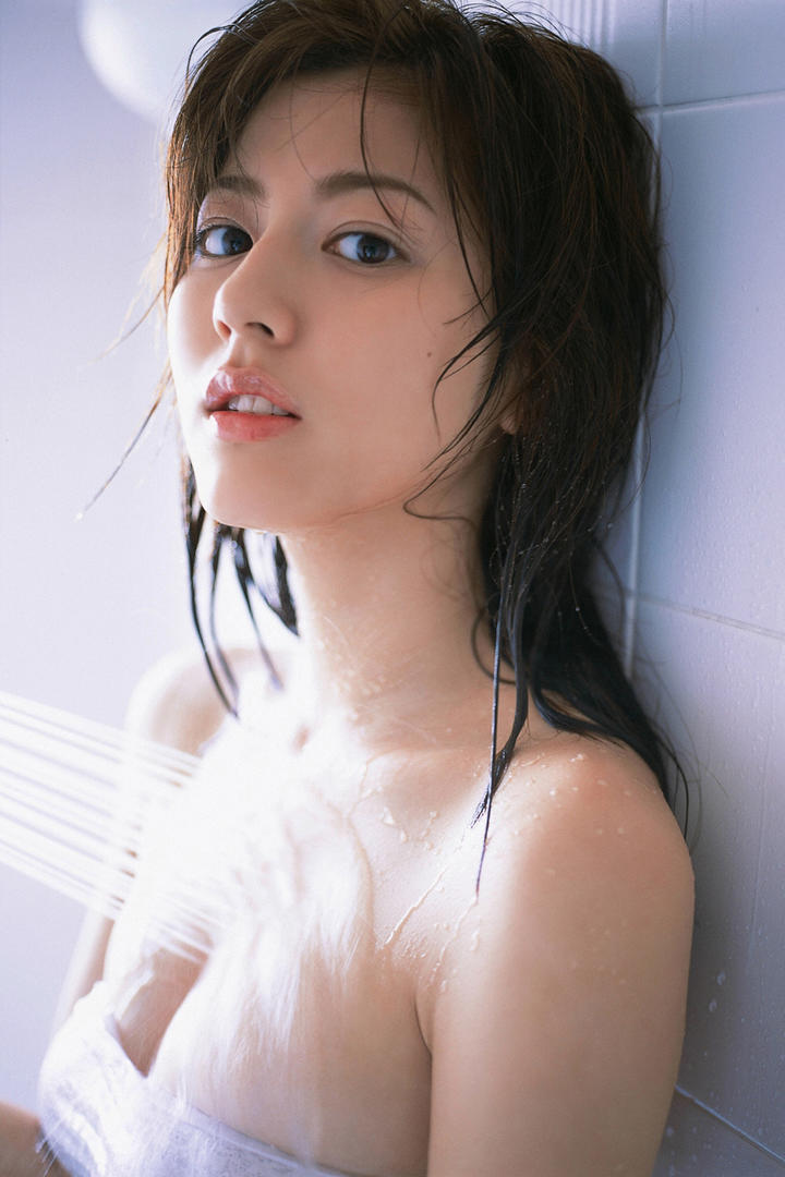 日韩AV在线美女浴室洗澡图片