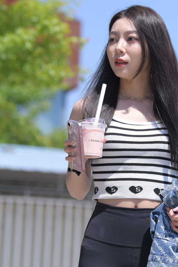 喝奶茶的瑜伽裤美女街拍图片