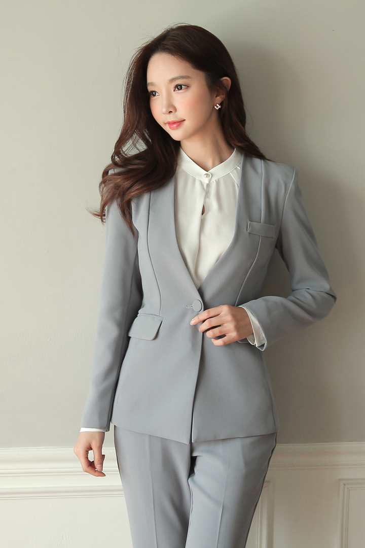 穿着西装的韩国美女朴秀妍图片