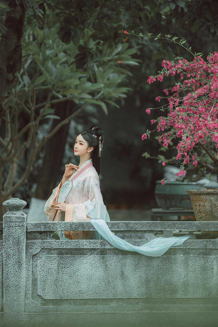 长裙飘飘的唯美古装美女艺术写真图片