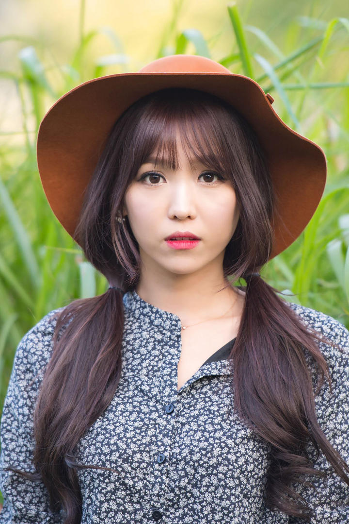 戴着帽子的韩国美女明星李恩慧高清图片