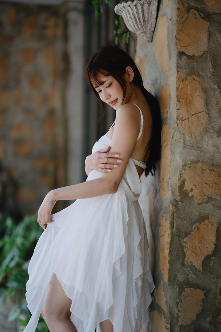 吊带裙美女艺术照