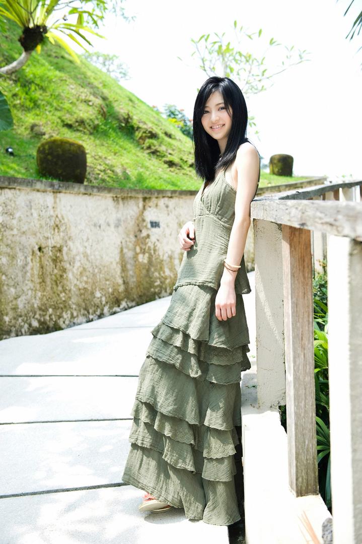 日本清纯可爱女生爬山写真图片
