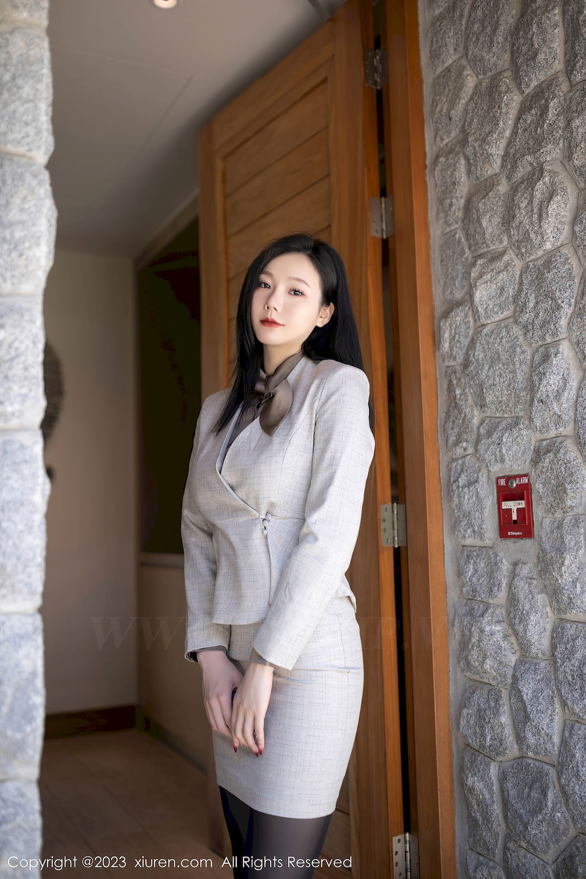 秀人网美女模特安然anran灰色职业OL黑丝魅惑泰国旅拍