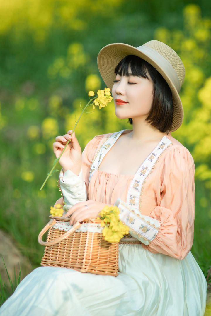 闻花香的气质短发美女唯美意境写真壁纸图片