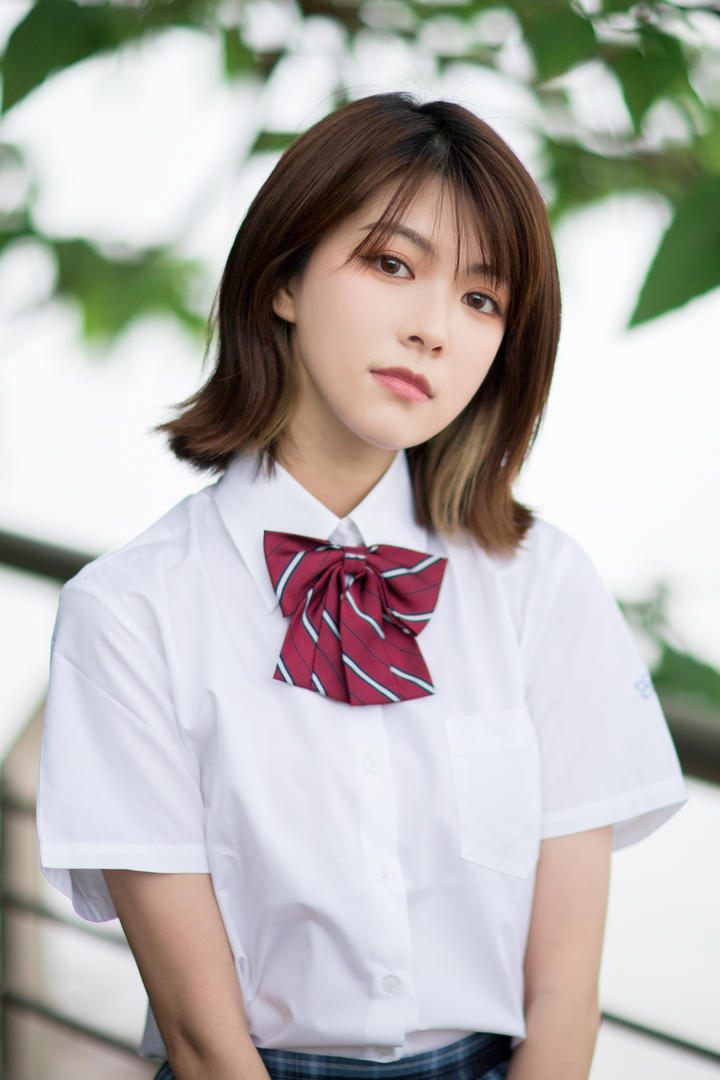 甜美的短发美女校花珺珺高清写真图片