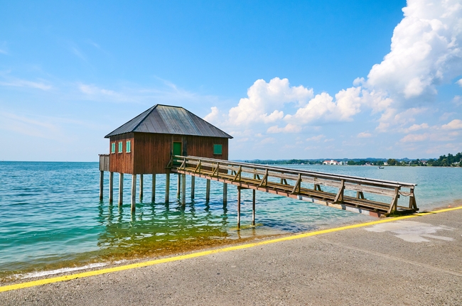 夏日蓝色海边小木屋图片