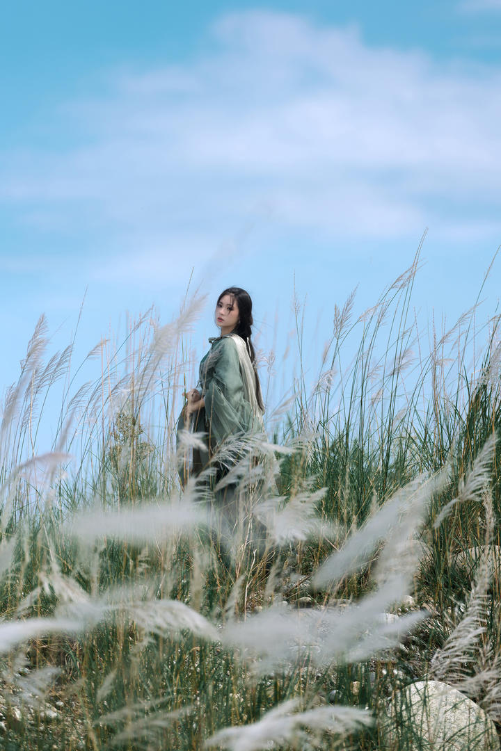 浪迹天涯的古装女侠国潮古风美女摄影图片