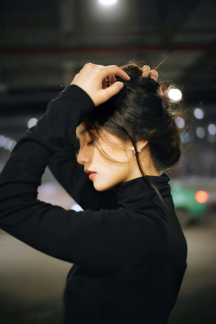 挽起长发的漂亮小姐姐绝色美女主播写真图片