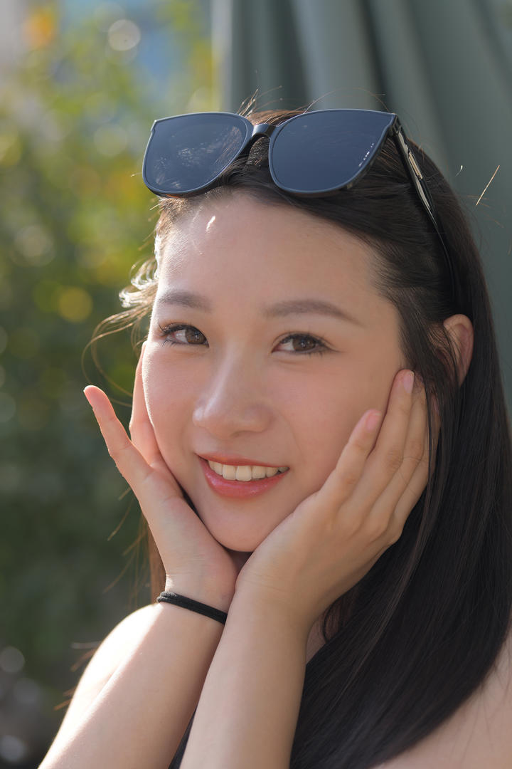 捧着脸的漂亮美女模特国产街拍美女图片大全