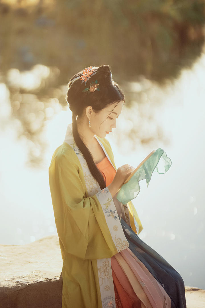 河边刺绣的古装美女唯美写真图片