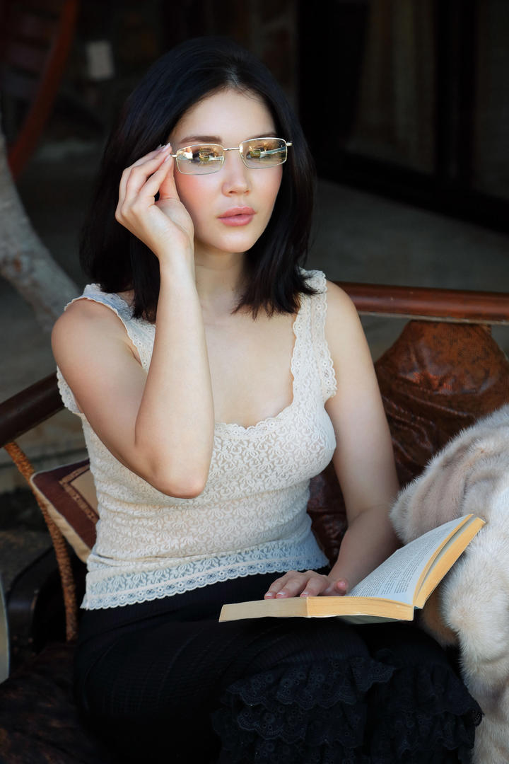 戴着眼镜的欧美美女rapper图片