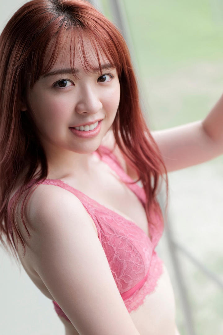 穿粉红色内衣的日本最美女优写真大图