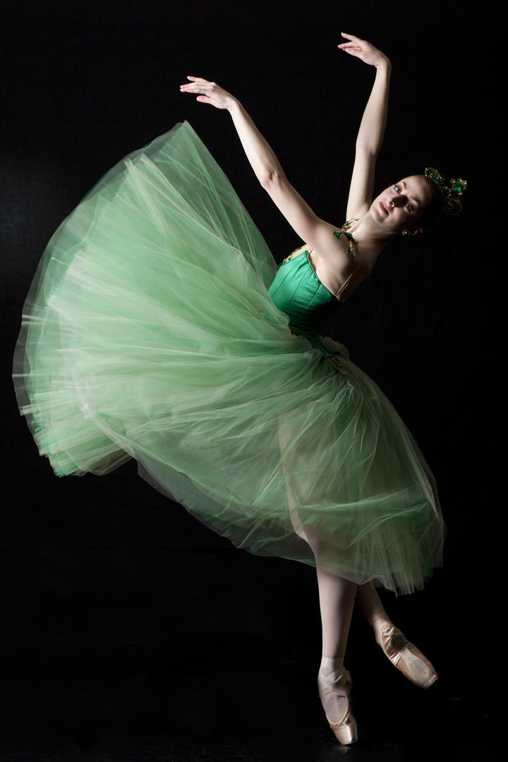 穿着绿色裙子跳舞的美女唯美艺术写真图片