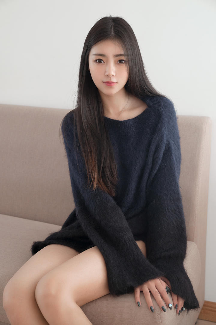坐在沙发上的极品性感美腿美女写真