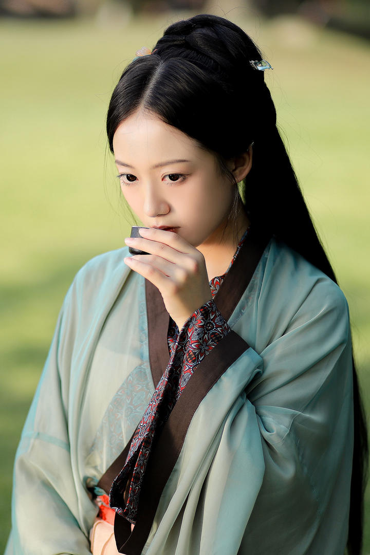 品茶的气质古装美女艺术写真图片