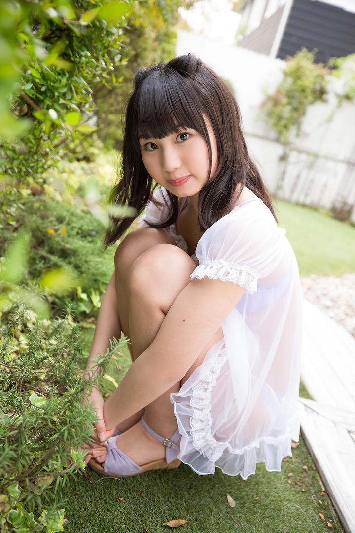 蹲在地上的日本高清美女写真图片