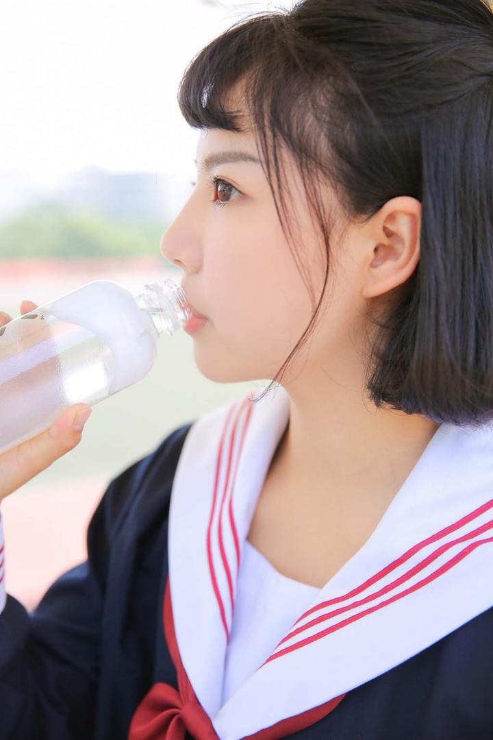 喝水的绝色美少女侧脸写真图片