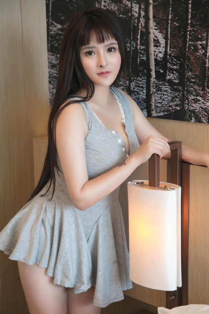 穿着超短裙的性感美女写真