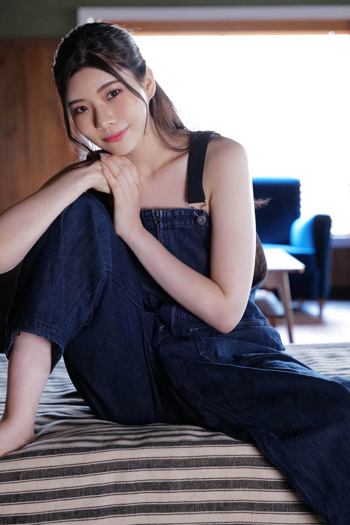 背带牛仔裤美女日本人体高清艺术写真照片