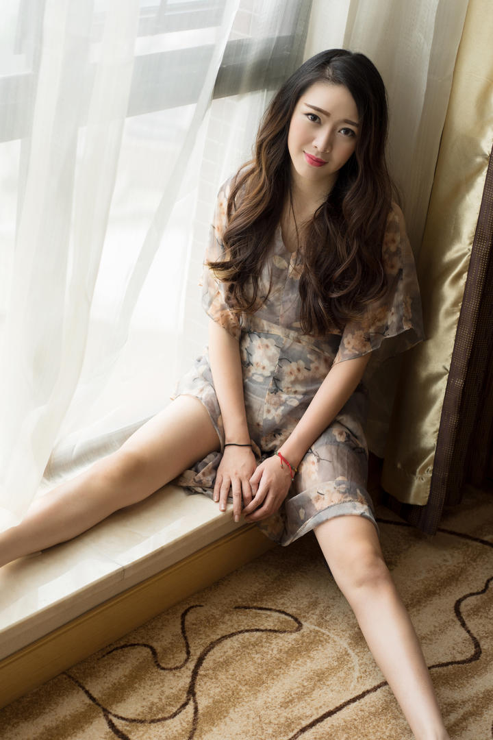 坐在飘窗上的气质美女图片