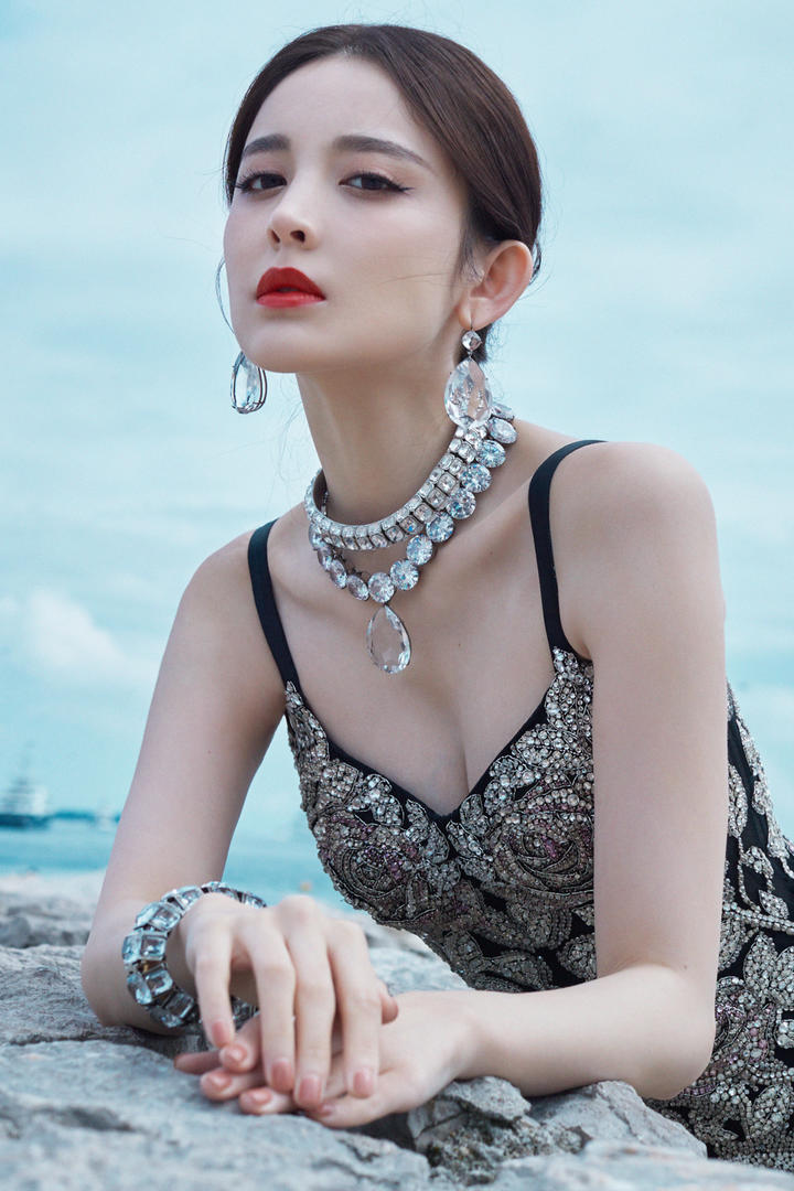 趴在石头上的气质女星古力娜扎写真